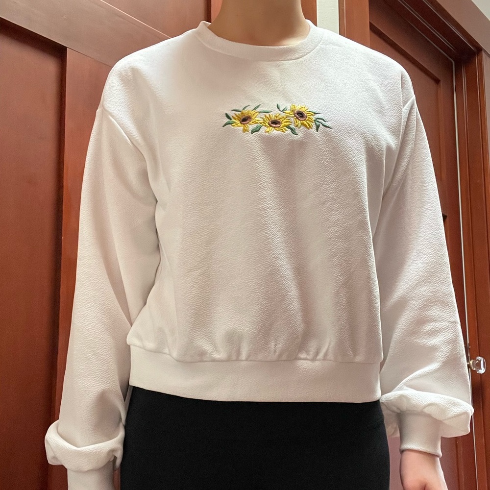 SHEIN white sunflower crewneck, size M